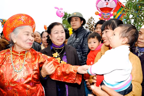 Nhiều cụ ở tuổi "xưa nay hiếm" lên miếu Tiên Công lễ tổ rất phấn khởi bên con cháu.