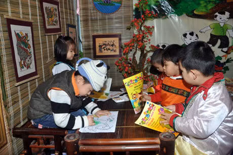 Các bé trổ tài vẽ tranh dân gian Đông Hồ