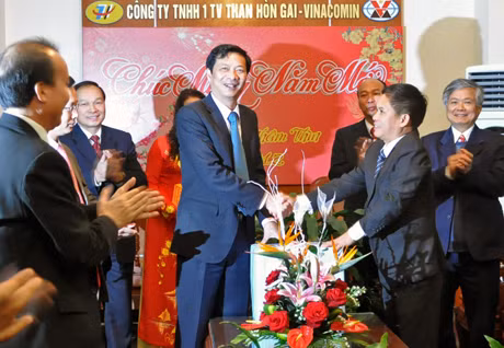 Đồng chí Nguyễn Văn Đọc, Chủ tịch UBND tỉnh thăm và chúc tết tại Công ty Than Hòn Gai