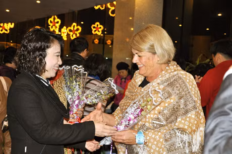 Đồng chí Vũ Thị Thu Thuỷ, Phó Chủ tịch cùng đoàn tặng hoa, chúc Tết lãnh đạo khách sạn Sài Gòn Hạ Long.