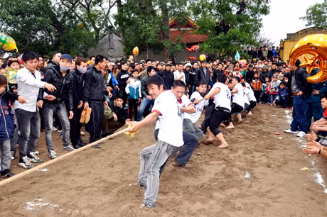 Bên cạnh các nghi lễ truyền thống, phần hội Tiên Công năm nay còn có các trò chơi dân gian như: tổ tôm điếm, kéo co, hát đúm, đánh đu, nặn tò he... thu hút đông đảo mọi người tới tham gia, cổ vũ.