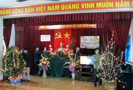 Cùng mân ngũ quả ngày tết của khu phố.