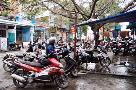Cửa hàng rửa xe máy trên phố Trần Hưng Đạo chật cứng xe 