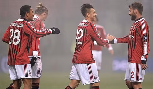 Milan sớm dẫn bàn nhờ công El Shaarawy (giữa), nhưng không thể nhân đà đó để giành thắng lợi dễ dàng.