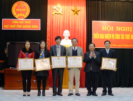 đồng chí Đỗ Hoành Anh Tuấn, Thứ trưởng Bộ Tài chính trao bằng khen của Thủ tường Chính phủ cho các tập thể đã có thành tích xuất sắc trong phong trào thi đua năm 2011