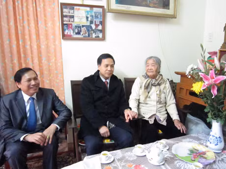 đồng chí Đặng Huy Hậu, Phó Chủ tịch UBND tỉnh đã thăm, tặng quà