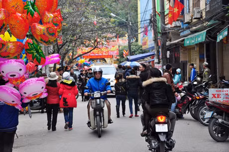 Ngay từ phía từ ngoài phố Long Tiên đã rất đông người dân nô nức đi lễ chùa đầu năm