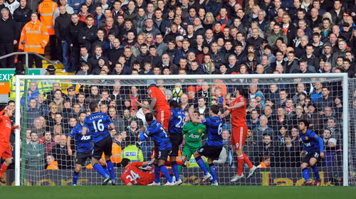 Pha bật cao đánh đầu của Agger và niềm vui của các cầu thủ Liverpool sau khi sút tung lưới M.U - Ảnh: Getty