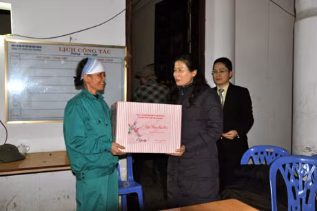 Đồng chí Đỗ Thị Hoàng, Phó Bí thư Thườngtrực Tỉnh uỷ chúc Tết Đội vện sinh môi trường TP Hạ Long