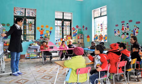Vừa dạy tiếng Kinh, các cô giáo Trường Mầm non Tân Dân (Hoành Bồ) vừa 