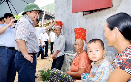Đồng chí Bí thư Tỉnh ủy Phạm Minh Chính (thứ ba, trái sang) và đoàn công tác của tỉnh kiểm tra tiến độ thi công Khu dịch vụ hậu cần nghề cá vịnh Bắc Bộ tại huyện đảo Cô Tô.