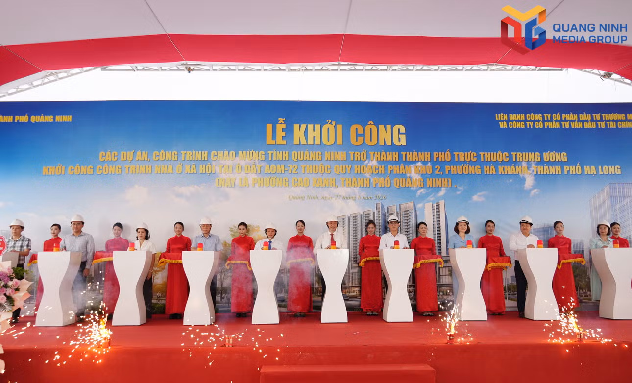 Các đại biểu bấm nút khởi công công trình.