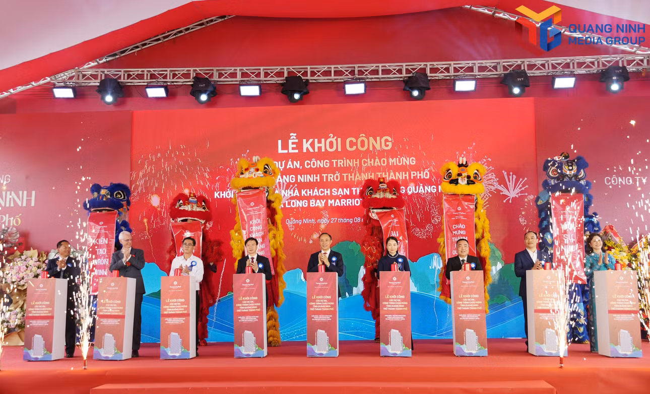 Các đại biểu bấm nút khởi công dự án.