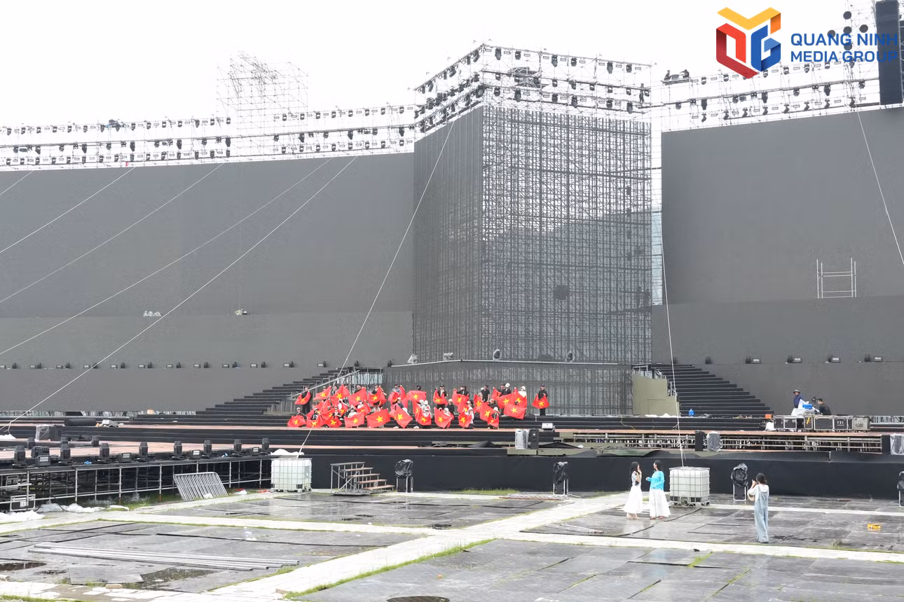 Diễn viên tập luyện chuẩn bị cho chương trình.