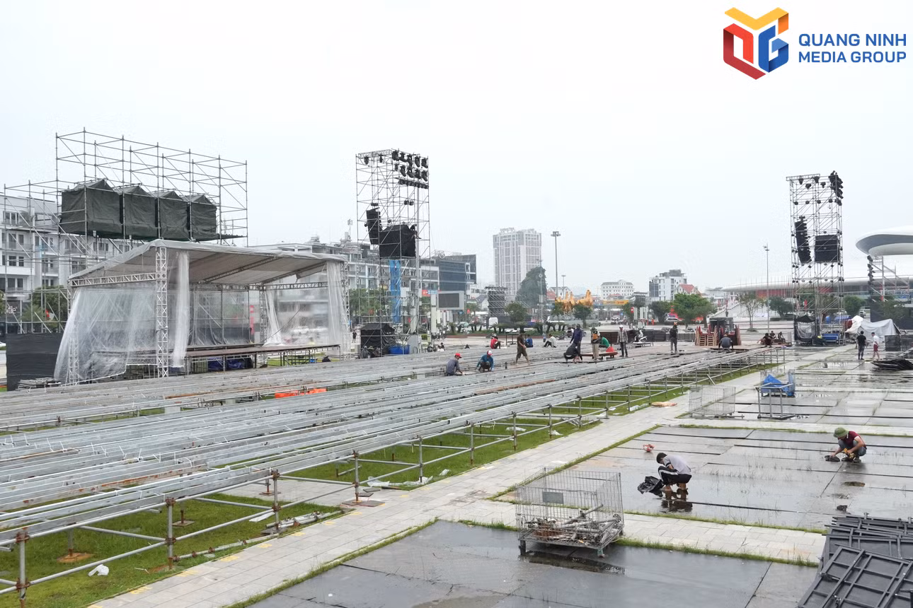 Khu vực chỗ ngồi của đại biểu cũng đang được hoàn tất.