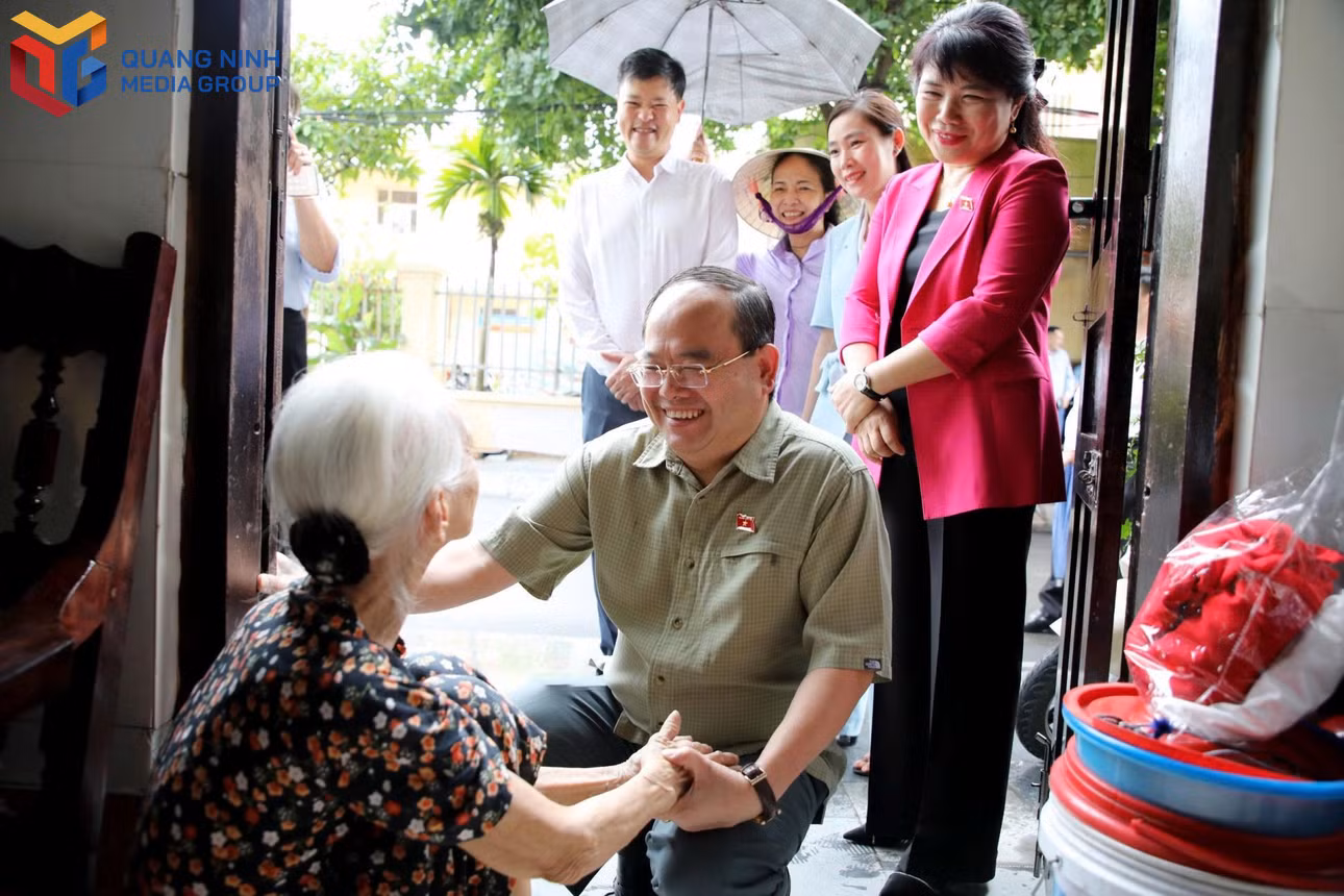 bqn_tl_dong-chi-bi-thu-thanh-uy-tro-chuyen-voi-nguoi-dan-phuong-ha-lam.jpg