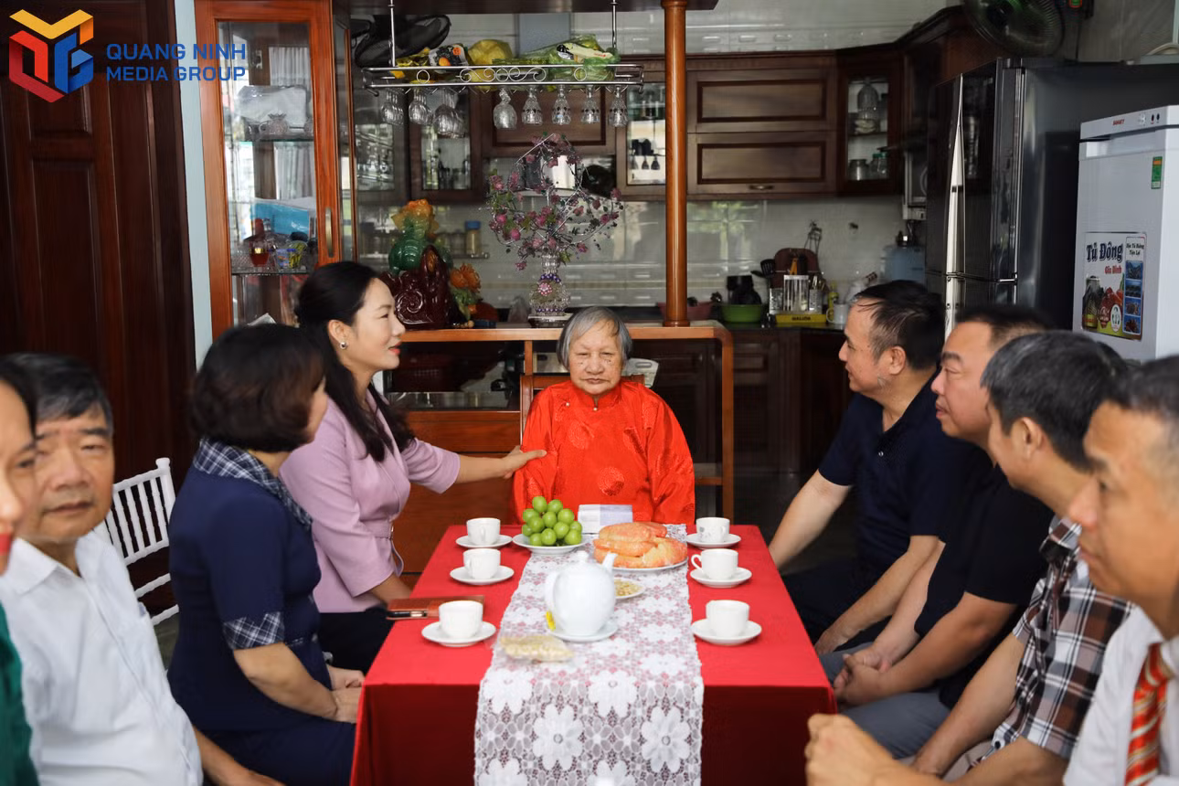 Đồng chí Nguyễn Thị Hạnh, Ủy viên Ban Thường vụ, Trưởng Ban Tuyên giáo Thành ủy Quảng Ninh thăm hỏi, động viên cụ bà Nguyễn Thị Dừng, sinh năm 1922, tại khu Bạch Đằng 5, phường Hồng Gai.