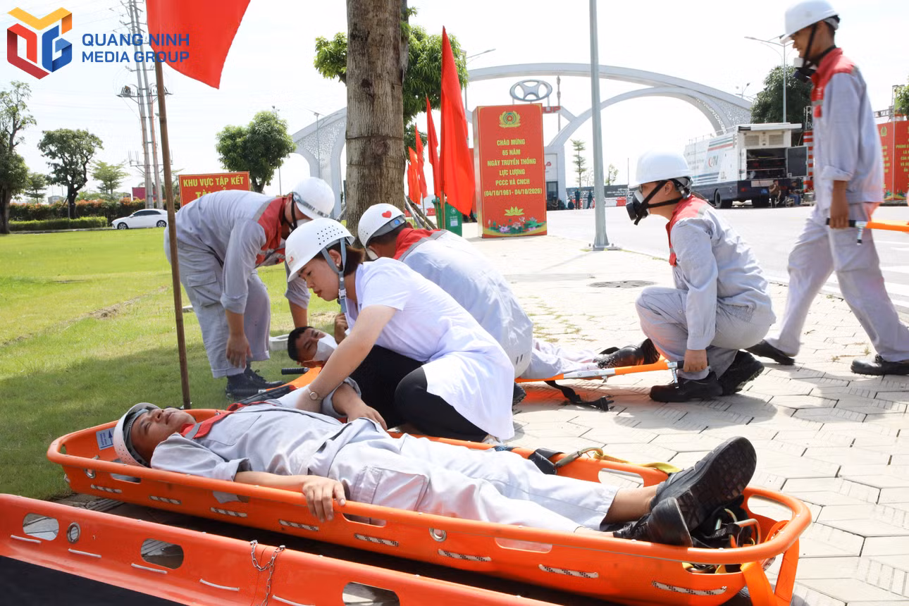 Nhân viên y tế sơ cứu tại chỗ những công nhân bị thương trước khi đưa lên xe cứu thương.