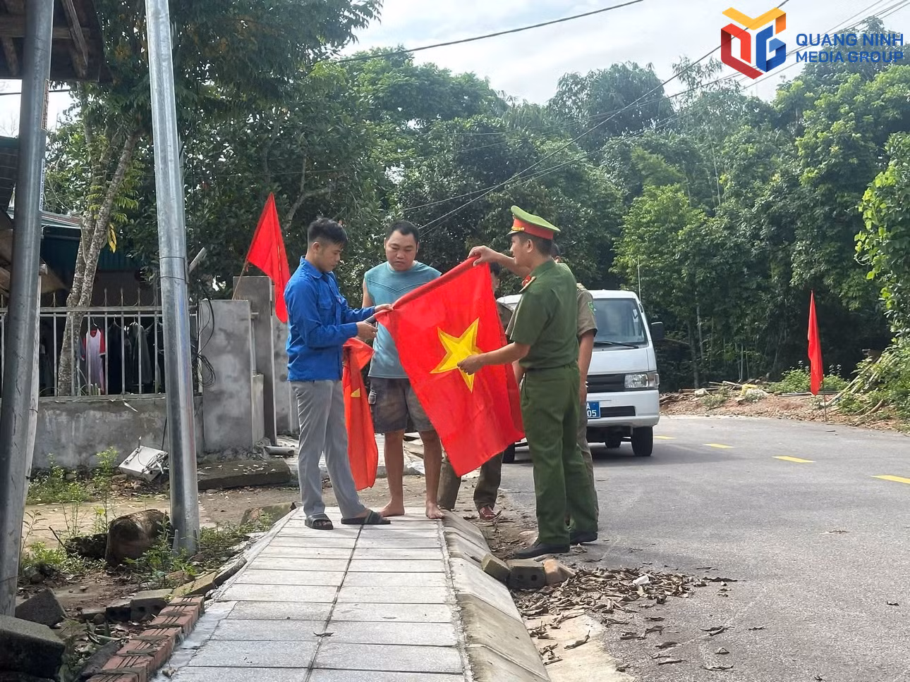 bqn_tr_can-bo-cong-an-dvtn-va-nguoi-dan-xa-dien-xa.jpg