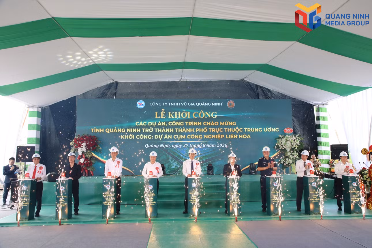Các đại biểu ấn nút khởi công dự án CCN Liên Hoà.