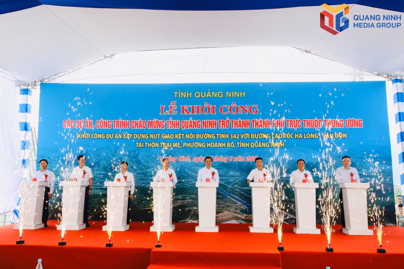 Các đại biểu ấn nút khởi công Dự án xây dựng nút giao kết nối đường tỉnh 342 với đường cao tốc Hạ Long - Vân Đồn.