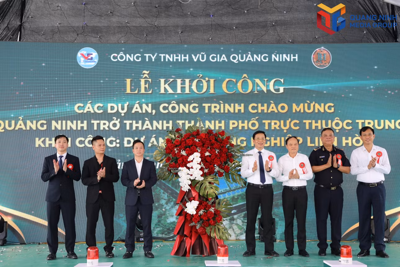 Đồng chí Nguyễn Văn Hồi, Ủy viên Ban Thường vụ Tỉnh ủy, Chủ nhiệm Ủy ban Kiểm tra Tỉnh ủy, tặng hoa chúc mừng dự án.