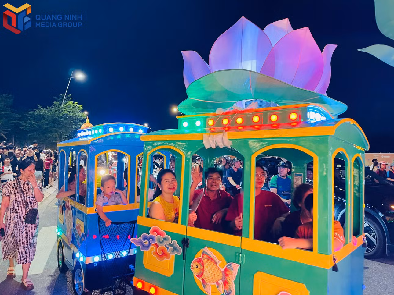 Nhiều người dân thích thú ngồi lên xe diễu hành tận hưởng không khí Trung thu.