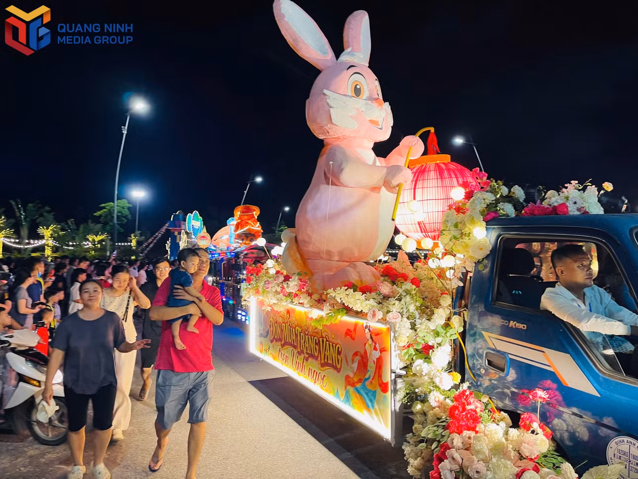 Các linh vật được trang trí bắt mắt, rực rỡ, tạo nên không khí Trung thu sôi động.