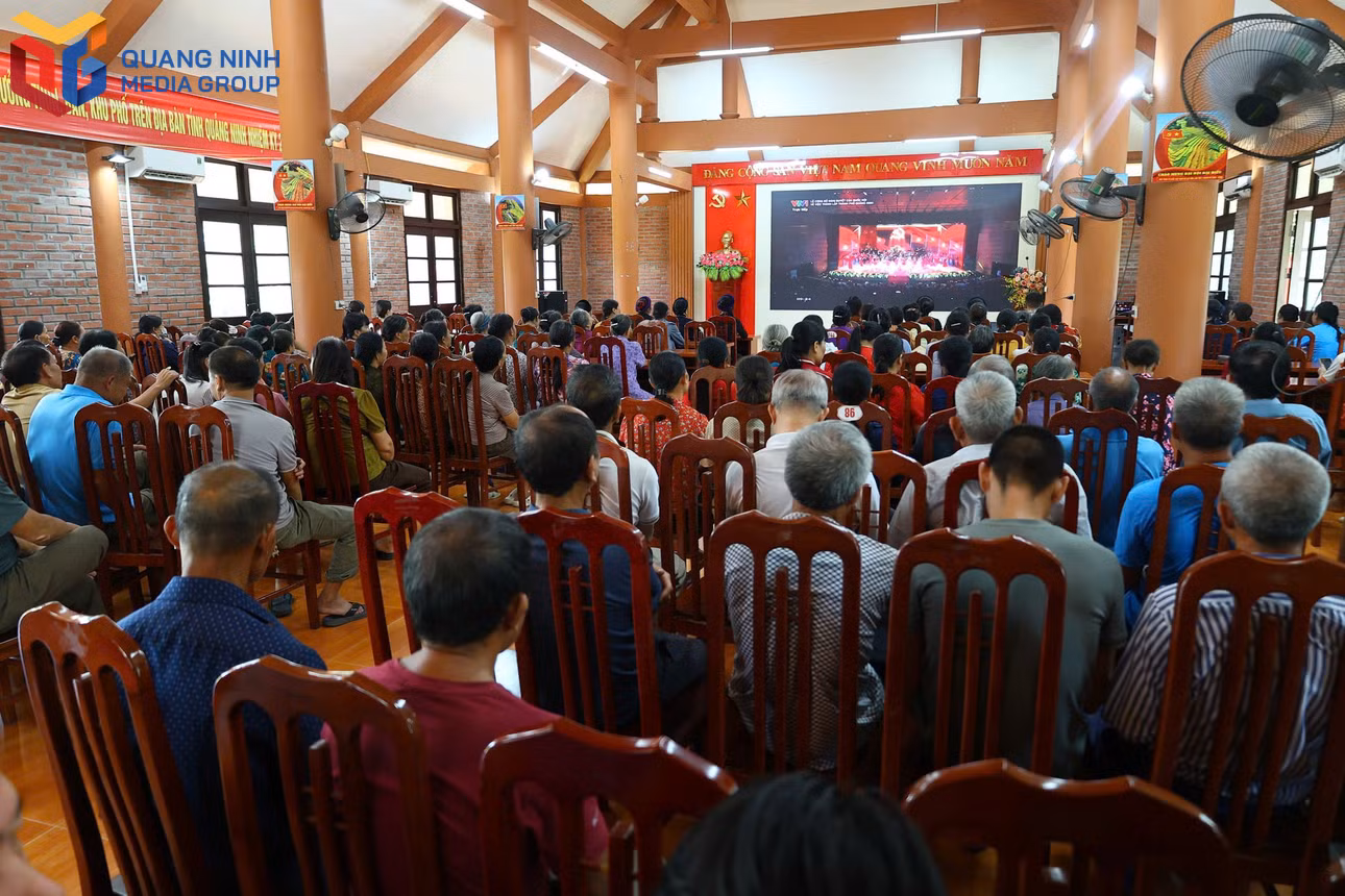 bqn_tl_nhan-dan-thon-luc-na-xa-luc-hon-den-nha-van-hoa-theo-doi-chuong-trinh-truc-tiep-va-to-chuc-hoat-dong-van-nghe-chao-mung-su-kien-dac-biet-2.jpg