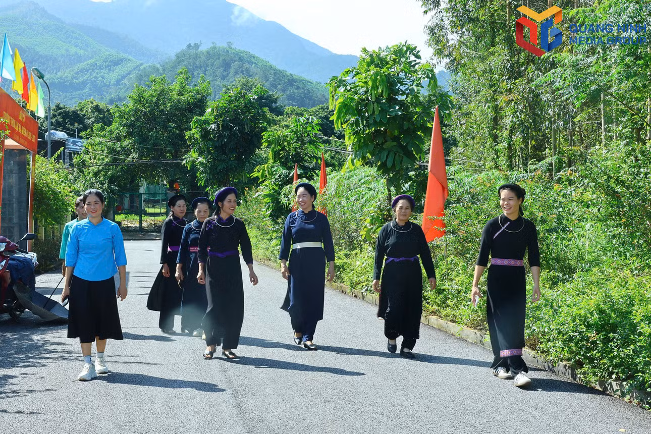 bqn_tr_nhan-dan-thon-luc-na-xa-luc-hon-den-nha-van-hoa-theo-doi-chuong-trinh-truc-tiep-va-to-chuc-hoat-dong-van-nghe-chao-mung-su-kien-dac-biet.jpg