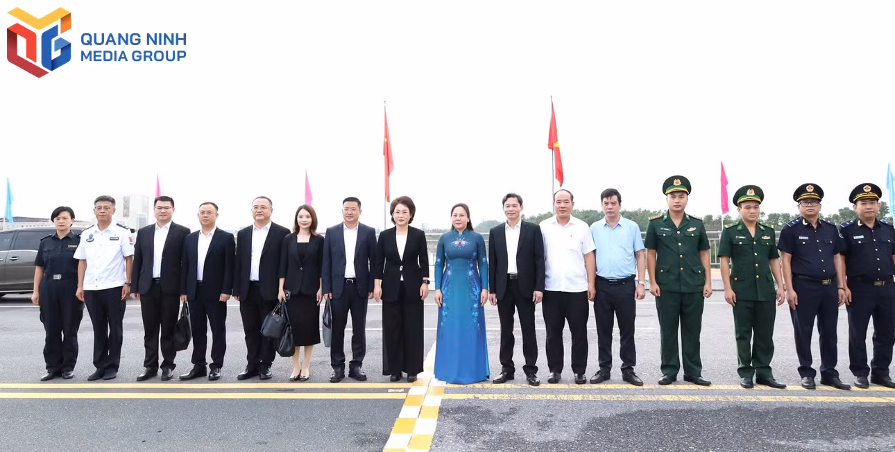 bqn_tl_lanh-dao-phuong-mong-cai-1-don-doan-cong-tac-thanh-pho-phong-thanh-cang-trung-quoc-sang-viet-nam-tham-du-le-cong-bo-nghi-quyet-cua-quoc-hoi-ve-viec-thanh-lap-thanh-pho-quang-ninh222.jpg
