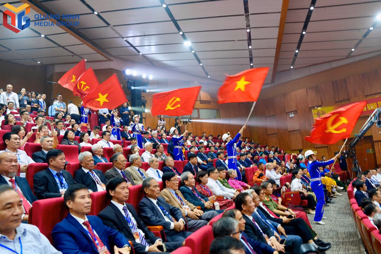 Đông đảo cán bộ, người dân tới dự và theo dõi Lễ công bố Nghị quyết.