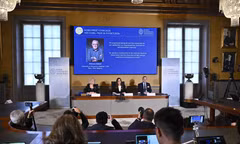 Nobel Vật lý 2026 vinh danh nhà khoa học “săn” hạt bí ẩn từ vũ trụ