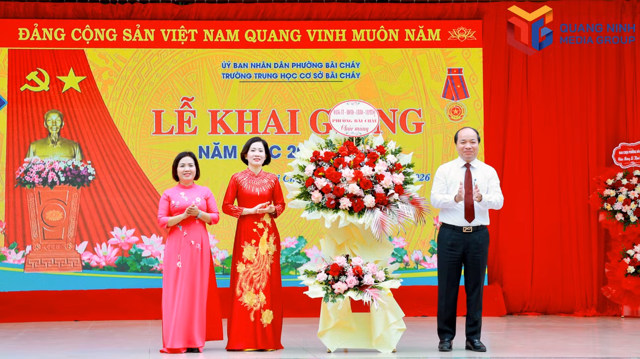 Lãnh đạo phường Bãi Cháy tặng hoa chúc mừng tập thể Trường THCS Bãi Cháy nhân dịp khai giảng năm học mới.