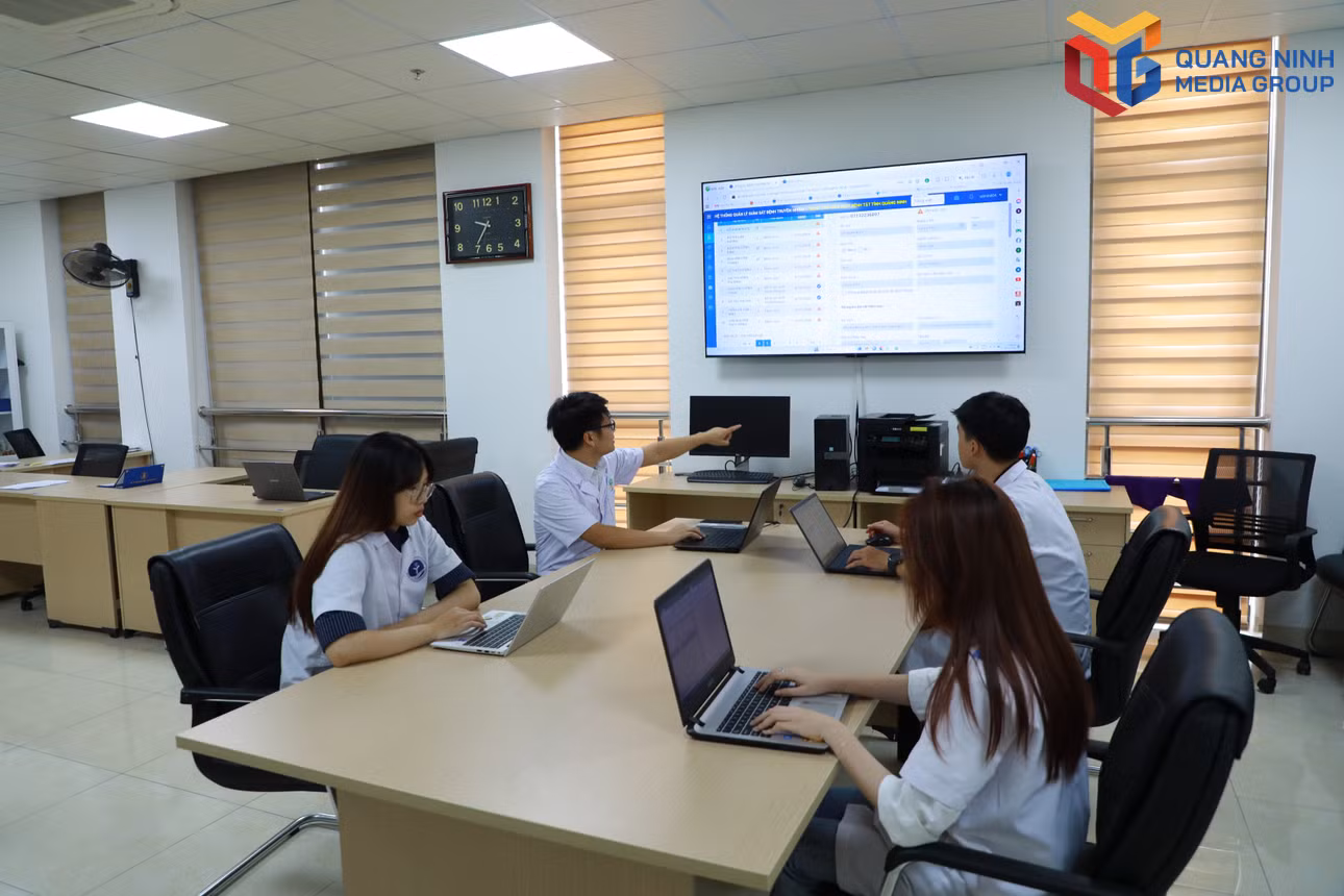 Bác sĩ và thực tập sinh Trung tâm Kiểm soát bệnh tật (CDC) Quảng Ninh nghiên cứu, phân tích dữ liệu tiêm chủng trên địa bàn để xây dựng kế hoạch tiêm chủng mở rộng Quý IV năm 2026.