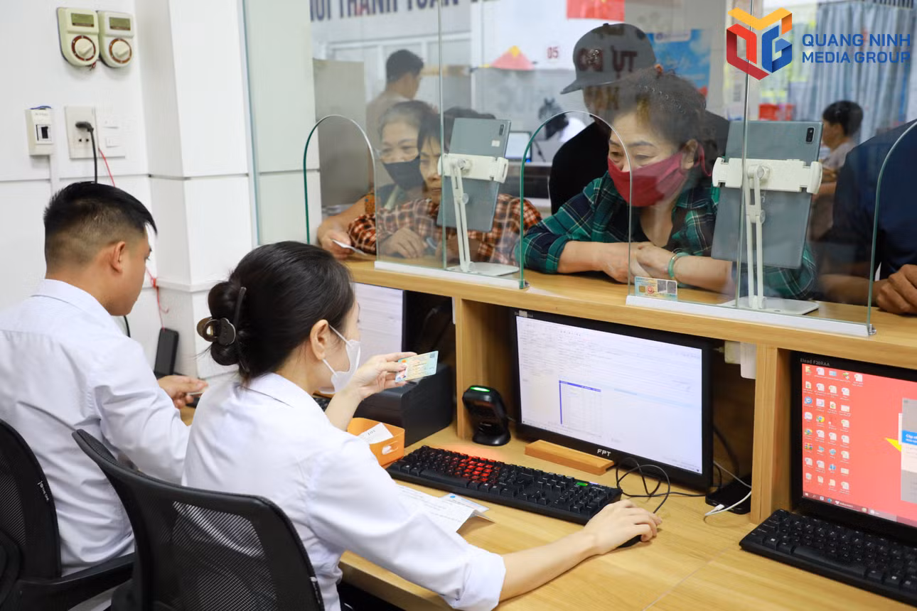 Cơ sở y tế trên địa bàn thành phố hiện đều sử dụng Căn cước và ứng dụng VNeID thay thế thẻ BHYT, thanh toán viện phí không dùng tiền mặt.
