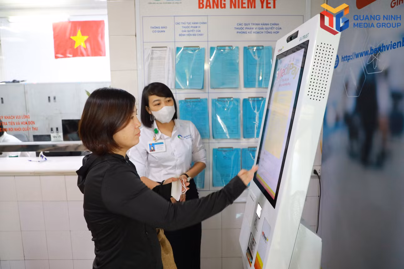Người dân làm thủ tục khai báo thông tin, đăng ký khám chữa bệnh qua hệ thống Tiện ích y tế thông minh MediPay được lắp đặt tại Bệnh viện Bãi Cháy.