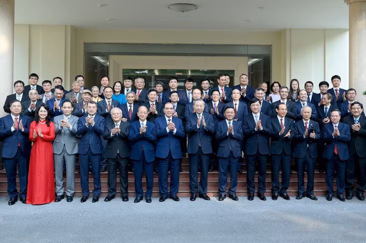 Tổng Bí thư Tô Lâm và các đồng chí chí lãnh đạo, nguyên lãnh đạo Đảng, Nhà nước, các đại biểu dự lễ kỷ niệm. (Ảnh ĐĂNG KHOA)