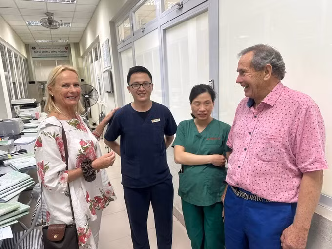 Cuộc hội ngộ của vợ chồng bà Shan với những y bác sĩ đã điều trị cho họ cách đây 3 năm (Ảnh: Bệnh viện cung cấp).
