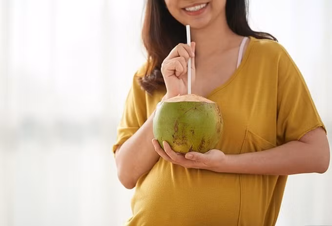 Mẹ bầu đua nhau uống nước dừa để sinh con trắng trẻo: Chuyên gia nói gì? ảnh 1