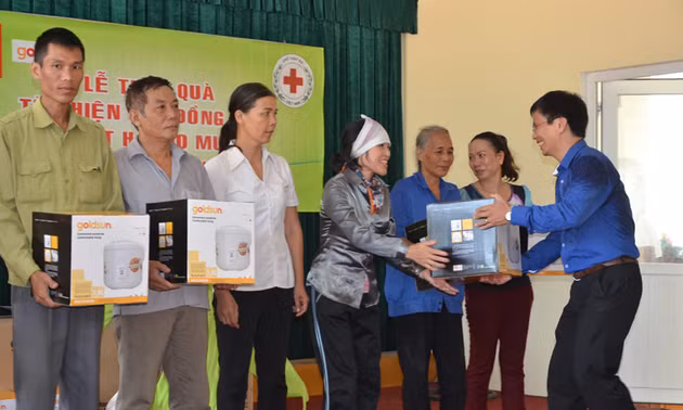 Big C trao 450 nồi cơm điện cho người dân Quảng Ninh bị mưa lụt