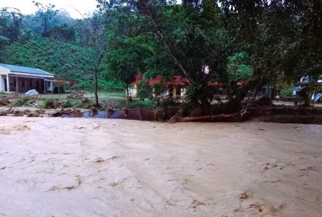 Lũ quét xảy ra vào đêm 29, sáng 30/5 vừa qua tại xã biên giới Nhôn Mai (Nghệ An) gây thiệt hại lớn về tài sản của người dân. (Ảnh: TTXVN)