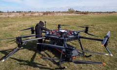 Đại diện công ty sản xuất thiết bị bay không người lái SkyFall kiểm tra UAV StarGate trước chuyến bay trình diễn tại một địa điểm không công bố ở Ukraine, ngày 14/10/2026. Ảnh: AP