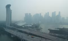 Lớp khói mù dày đặc che khuất những tòa nhà phía sau khu trung tâm thương mại và tài chính ở Singapore, ngày 9/10/2026. Ảnh: AP