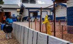 Một nhân viên y tế trao đổi với đồng nghiệp tại trung tâm điều trị Ebola ở thành phố Beni, tỉnh Bắc Kivu, Cộng hòa Dân chủ Congo, ngày 19/10/2026. Ảnh: AP