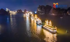 Các tàu "xếp hàng" nối đuôi nhau tạo nên khung cảnh lung linh trên Vịnh Hạ Long.