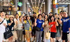Du khách quốc tế hân hoan, chuẩn bị hành trình tham quan Vịnh Hạ Long từ Cảng tàu khách quốc tế Hạ Long.