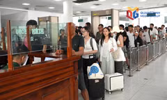Nhộn nhịp khách Trung Quốc qua Cửa khẩu quốc tế Móng Cái