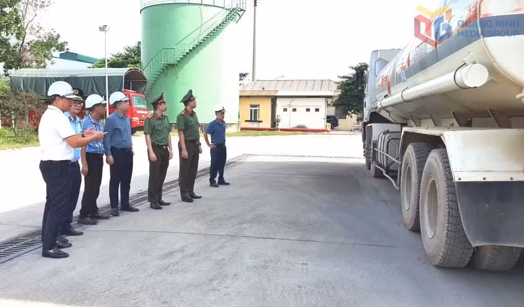 Tổ công tác liên ngành kiểm tra tình hình cung ứng xăng dầu tại kho của Công ty CP Xăng dầu Dầu khí Cái Lân. Ảnh: Lê Nam