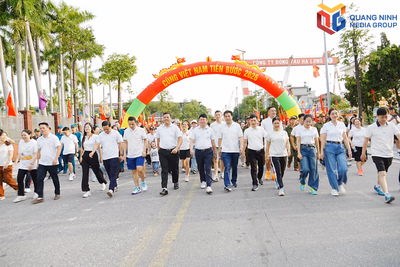 Các đại biểu, lãnh đạo phường cùng nhân dân tham gia chương trình đi bộ.
